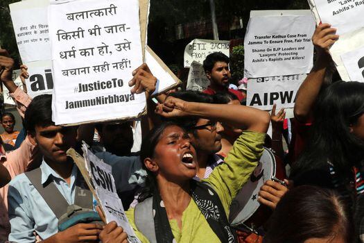 Varias activistas sostienen pancartas en las que se puede leer: "Gobierno indio, toma acciones severas contra los violadores" durante una protesta contra el incremento de violaciones en Uttar Pradesh, Jammu y Cachemira, en Nueva Deli, India. / EFE