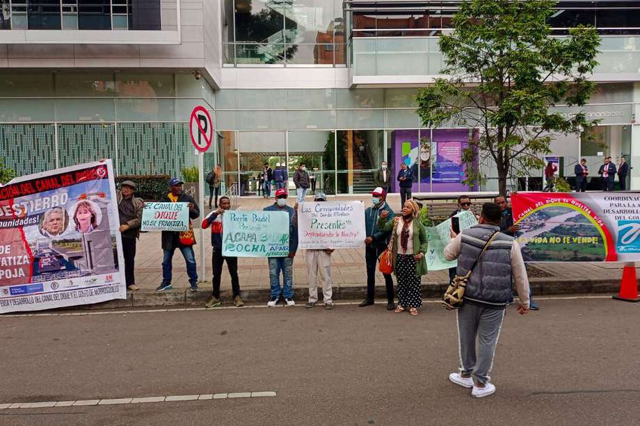 Comunidades que viven en la zona del Canal del Dique habían llegado este jueves a Bogotá para protestar frente a las instalaciones de la ANI por las "irregularidades" del proyecto.