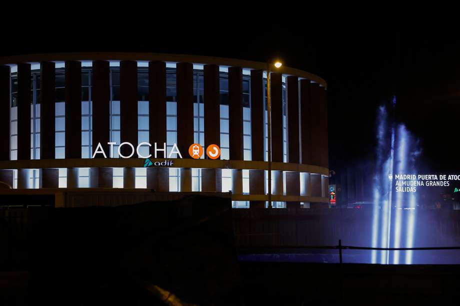 La Comunidad de Madrid ilumina el cielo de Atocha con un haz de luz azul en homenaje a las víctimas de los atentados del 11 de marzo de 2004.
