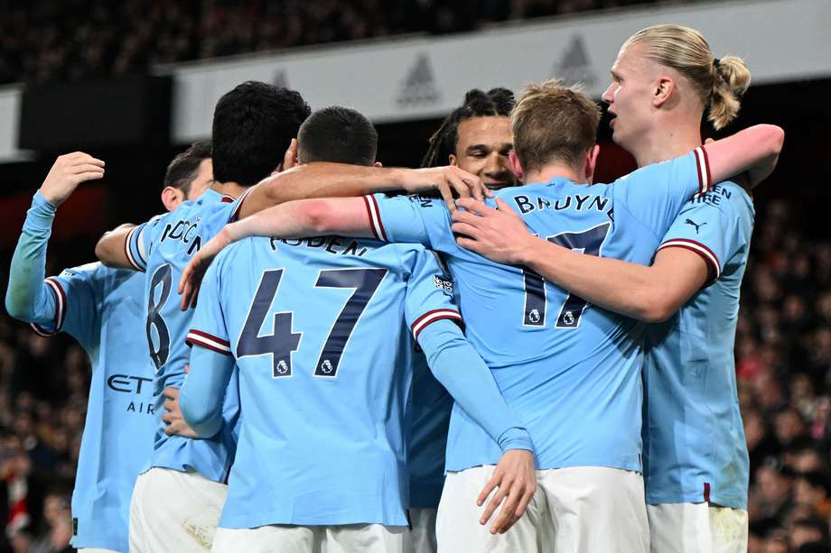 Erling Haaland del Manchester City celebra con su equipo tras marcar el tercer gol que les da la victoria frente al Arsenal dirigido por Mikel Arteta.  EFE/EPA/Daniel Hambury