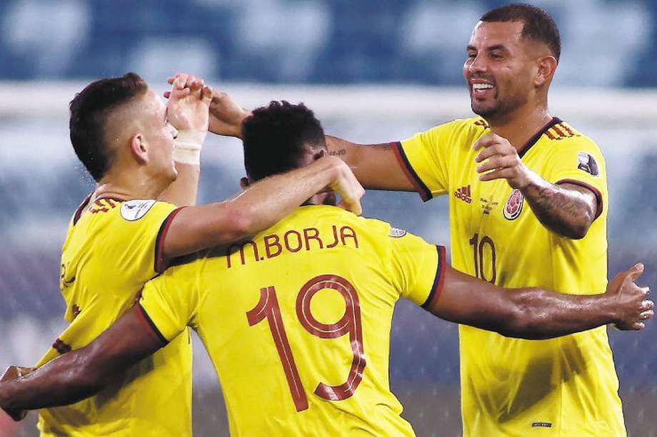 Edwin Cardona, Rafael Santos Borre y Miguel Borja  celebran el gol en el partido contra Ecuador en el debut de la Copa América (Photo by Miguel Schincariol/Getty Images).