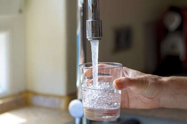 Tomar agua de la llave podría reducir el riesgo de contraer demencia