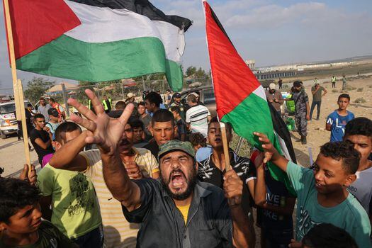 Antes, las tropas israelíes en la frontera habían respondido con disparos contra manifestantes palestinos que lanzaban cócteles molotov, quemaban neumáticos y trataban de escalar el muro fronterizo de Gaza.