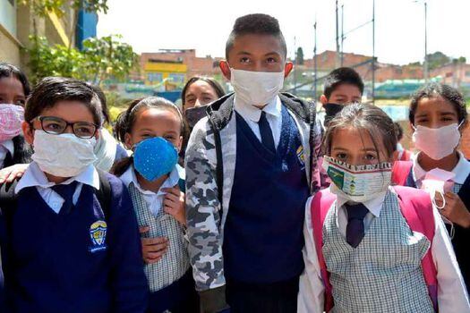 Estudiantes de Soacha, al sur de Bogotá, usando tapabocas para evitar el virus COVID19 hechos de materiales reciclables y biodegradables en protesta contra la escasez en las farmacias. / AFP