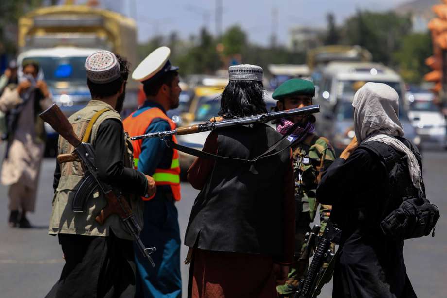 La seguridad Talibán patrulla una carretera un día después del atentado al aeropuerto militar de Kabul, ocurrido el 2 de enero de 2023.
