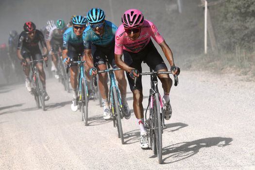 Egan Bernal se puso al frente del grupo de los favoritos en los cuatro tramos de tierra de la etapa del jueves, en el Giro 2021.  / AFP