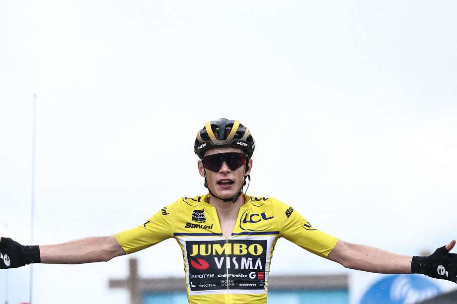 Jonas Vingegaard celebra al cruzar la línea de meta durante la séptima etapa de la 75.ª de Dauphiné.