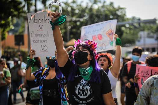 Varias mujeres de colectivos feministas participan de unas manifestaciones por el Día de Acción Global por un aborto legal y seguro en Acapulco (México). 