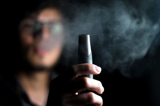 Los vapeadores actúan calentando un cartucho de líquido que contiene nicotina y otras toxinas en aerosol.
