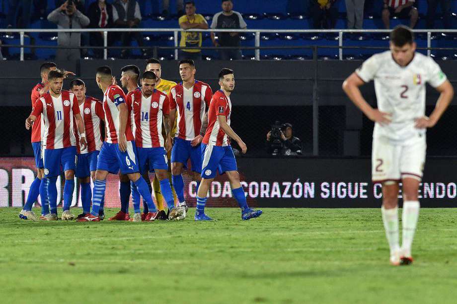 Los jugadores de Paraguay celebran uno de los goles con los que vencieron a Venezuela.