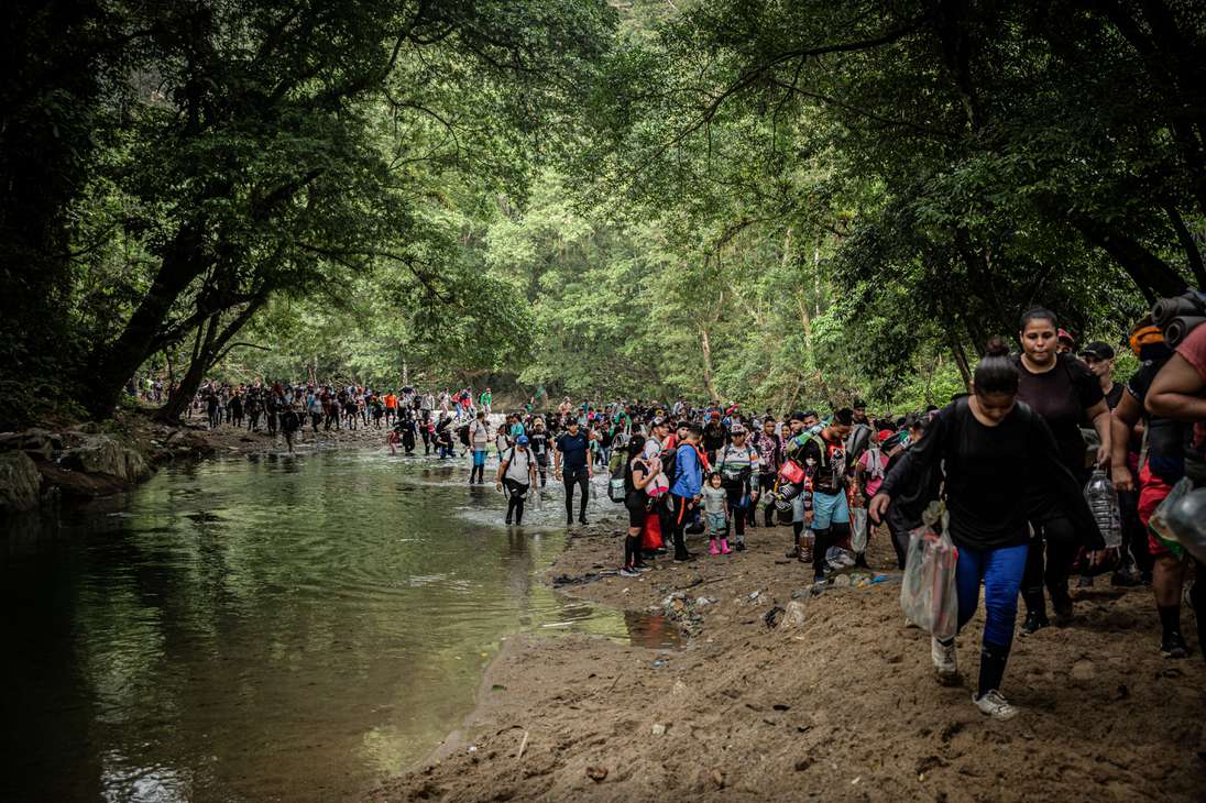 De enero a noviembre de 2023, casi medio millón de migrantes han atravesado la selva entre Colombia y Panamá.