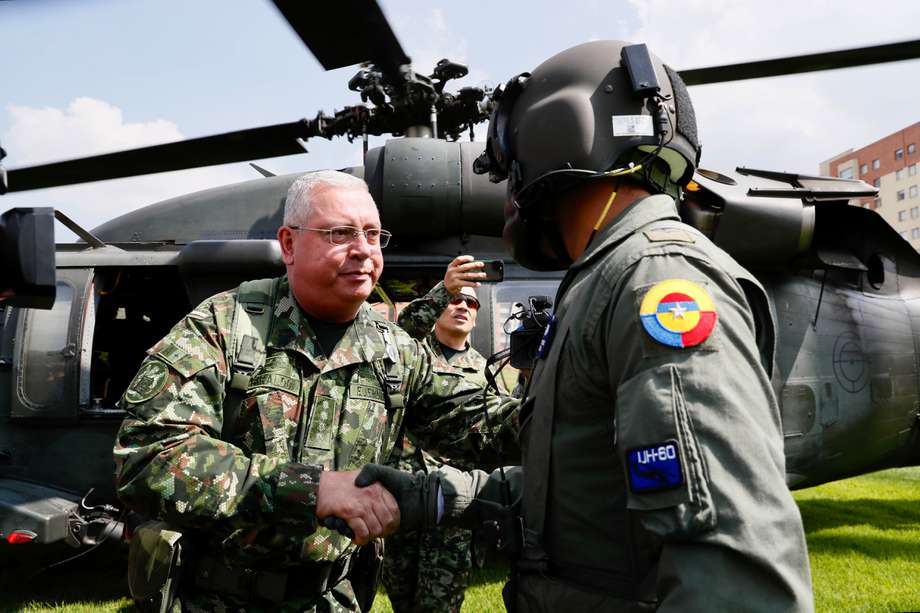 AME2935. BOGOTÁ (COLOMBIA), 28/01/2024.- El comandante de las Fuerzas Militares, mayor general Helder Giraldo (i), felicita hoy a los tripulantes de los helicópteros por su labor contra los incendios forestales, en Bogotá (Colombia). El número de incendios activos en Colombia descendió a 13 este domingo, cuatro menos de los que había el sábado, y las autoridades continúan trabajando para apagar los fuegos que han afectado bosques, páramos y vegetación, principalmente, de la región andina. EFE/ Carlos Ortega
