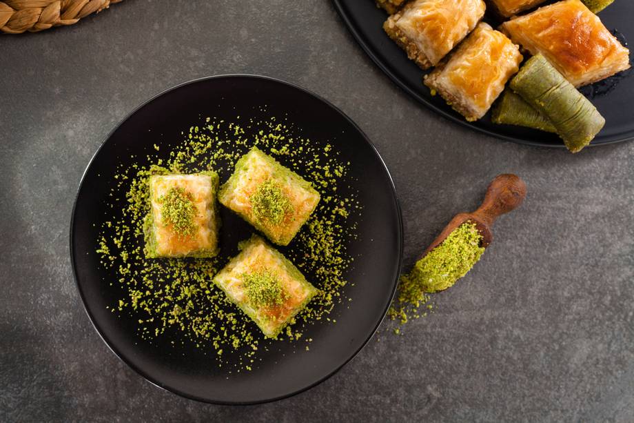 El baklava es un delicioso postre tradicional de la cocina turca y de varios otros países de Oriente Medio y del Mediterráneo. Aquí te enseñamos a prepararlo. 