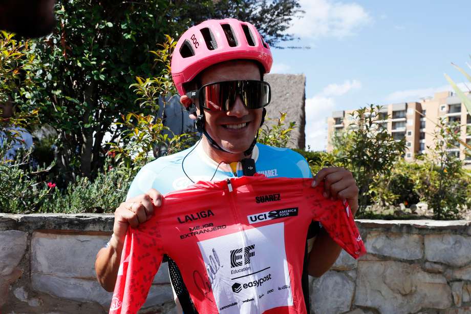 El corredor ecuatoriano Richard Carapaz de EF Education Easypost posa con la camiseta de Mejor Extranjero hoy, antes de la sexta etapa de la carrera ciclística Tour Colombia 2024 en Sopo (Colombia).