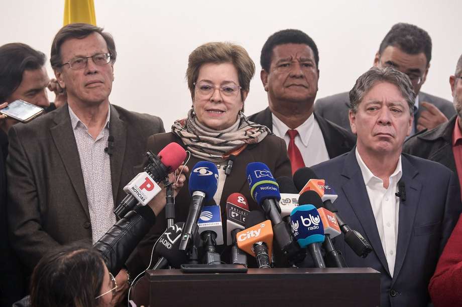 Ministra de Trabajo en el inicio de la concertación del salario mínimo. La acompaña el presidente de la CUT, Fabio Arias (a la izquierda) y el presidente de la Andi, Bruce Macmaster (a la derecha).