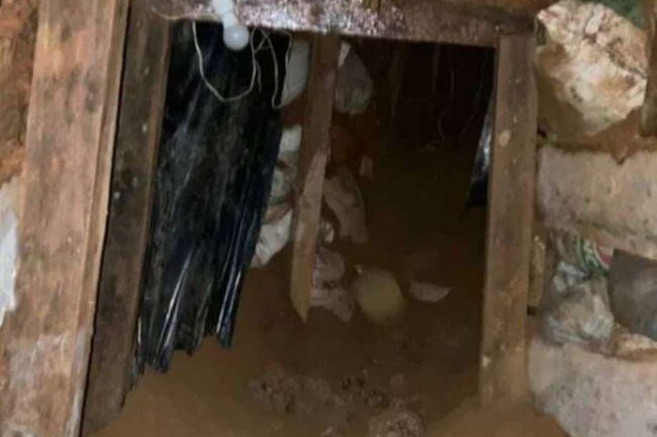 Con material de video, las autoridades de Antioquia están en búsqueda de los responsables, quienes habrían rentado una casa frente al banco para cavar el túnel.