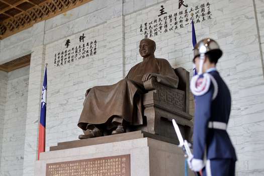 Una guardia de honor taiwanesa se encuentra cerca de la estatua del difunto presidente Chiang Kai-shek dentro del Salón Conmemorativo de Chiang Kai-shek en Taipei, Taiwán, 18 de septiembre de 2023. Tras la detección de nueve buques de guerra y 103 aviones militares de China en un período de 24 horas cerca de Taiwán , el Ministerio de Defensa Nacional de Taiwán ha exigido que China cese su "acoso militar unilateral".
