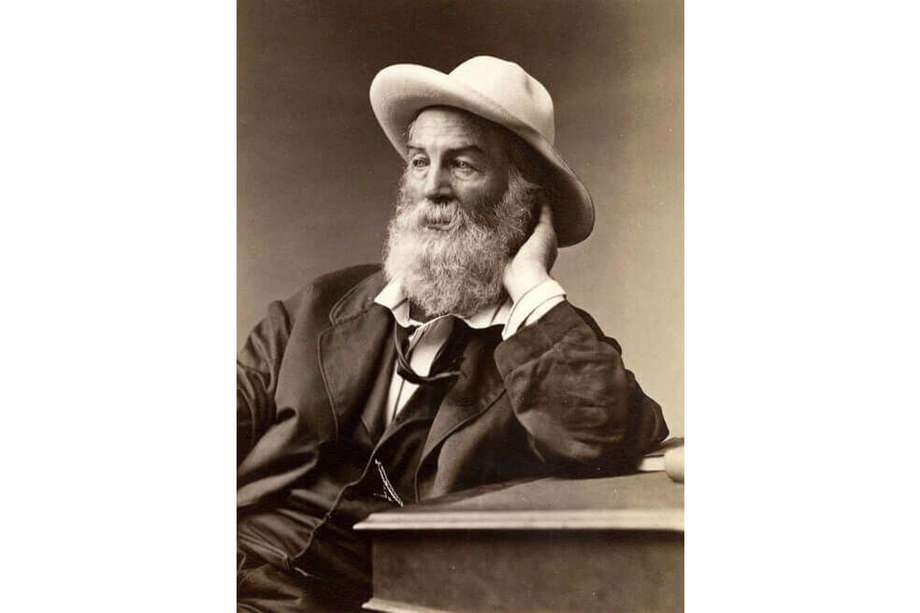 El trabajo de Walt Whitman se inscribe en la transición entre el trascendentalismo y el realismo filosófico.