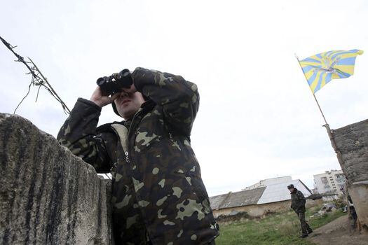 En esta foto de archivo, soldados ucranianos vigilan la base aérea ucraniana en Belbek, a las afueras de Sevastópol, en Crimea.