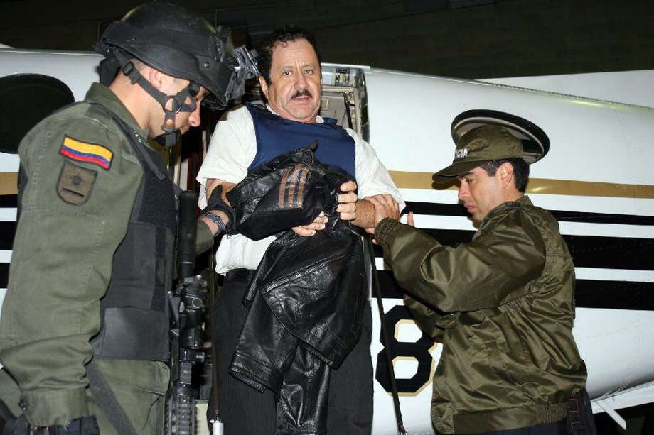 En mayo de 2008, miembros de la Policía Nacional custodiaron  al ex jefe de las Autodefensas Unidas de Colombia (AUC) Hernán Giraldo,antes de su extradición a Estados Unidos junto con otros 13 exjefes paramilitares. EFE.