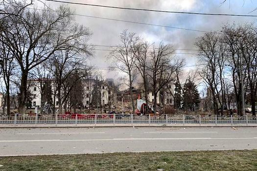 Foto facilitada por el Consejo de la Administración Civil-Militar Regional de Donetsk muestra el Teatro Dramático Regional de Donetsk destruido por un ataque aéreo en Mariupol, Ucrania, el 16 de marzo de 2022.