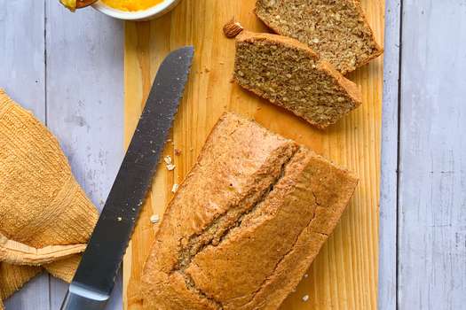 Tras salir del horno, así se ve el pan saludable, sin harina de trigo, hecho en casa.
