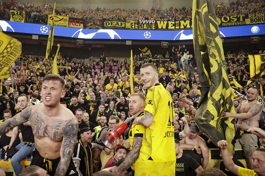 Marco Reus (C) de Dortmund celebra con sus seguidores tras ganar las semifinales de la Liga de Campeones de la UEFA, partido de fútbol de vuelta del Paris Saint-Germain contra el Borussia Dortmund, en París, Francia, el 7 de mayo de 2024.