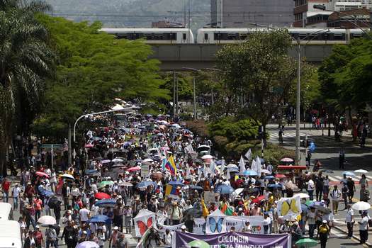 Personas se manifiestan hoy, en apoyo a las reformas sociales del Gobierno de Gustavo Petro, en las calles de Medellín (Colombia).