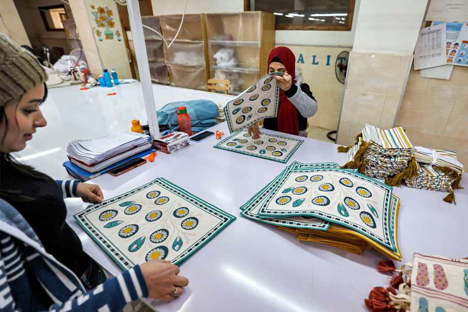 Las artesanas fabrican paños en la fábrica Malaika Linens, en la zona industrial 6 de Octubre, al suroeste de la capital egipcia. / AFP