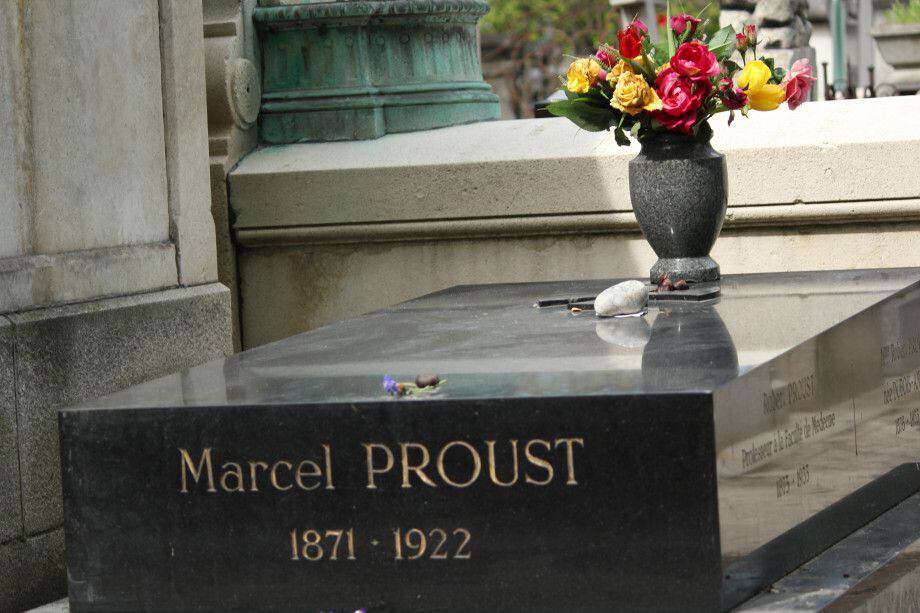 El cuento juega con la idea de abrir doscientos años después el sarcófago de la tumba de Marcel Proust, ubicada en el cementerio parisino de Père-Lachaise, fue del crítico literario Robert Lespuge.