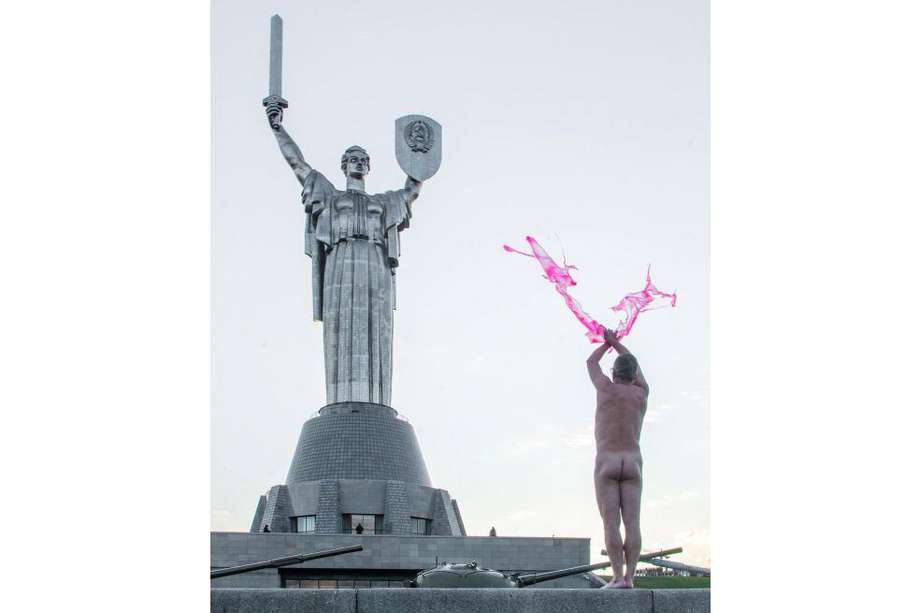 El artista Aljoscha publicó un video en sus redes sociales desnudo frente a la  Estatua de la Madre Patria y escribió "bioísmo pon el hechizo en la madre sedienta de sangre. Kiev, 22.2.2022".