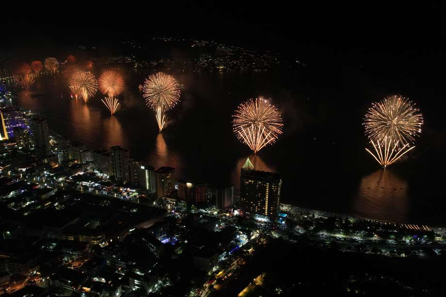 Imagen tomada con un dron del espectáculo de fuegos artificiales durante las celebraciones por el Año Nuevo en el balneario de Acapulco, en el estado de Guerrero (México). EFE/David Guzmán