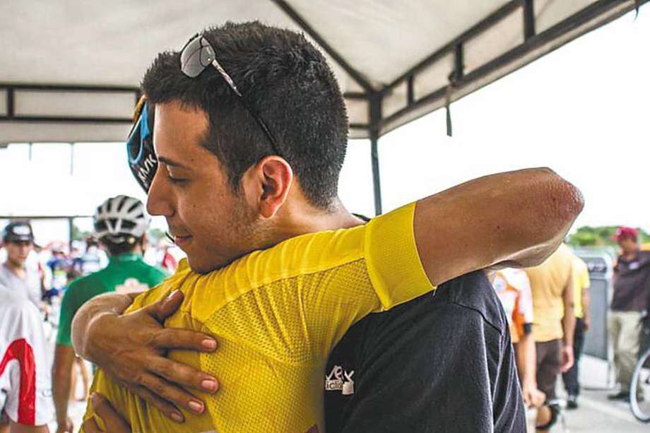 El abrazo de Pulido con Daniel Arroyave tras ganar   la Vuelta del Porvenir 2018.  / Fedeciclismo