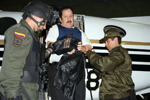 Bogotá 13/05/08. Miembros de la Policía Nacional custodian al al ex jefe de las Autodefensas Unidas de Colombia (AUC) Hernán Giraldo, alias "El Jefe", antes de su extradición a Estados Unidos en 2008. 