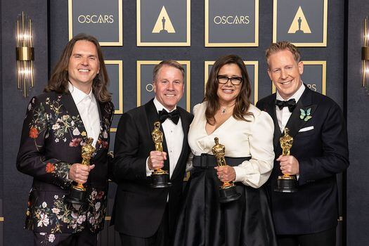 Byron Howard, Clark Spencer, Yvett Merino y Jared Bush, ganadores del Óscar a Mejor Película Animada por Encanto, posan en la Sala de Prensa de los Premios Óscar hoy, en el Teatro Dolby de Los Ángeles, California.
