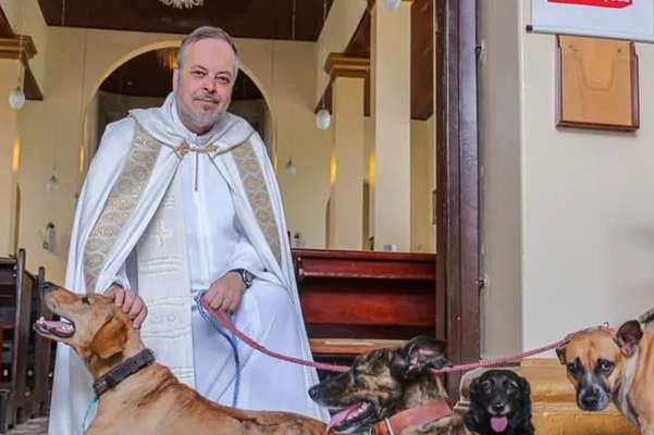 Este sacerdote recoge perros abandonados y los da en adopción durante su misa