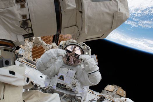 Astronauta durante una caminata espacial.