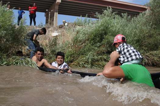 Migrantes centroamericanos cruzan el Río Bravo, debajo del puente Internacional en la fronteriza Ciudad Juárez, en el estado de Chihuahua (México). / EFE