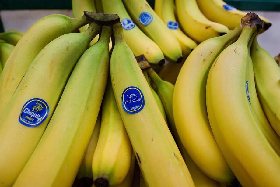 (FILES) Bananas are seen for sale inside Washington, DC's Eastern Market, in this July 31, 2009 file photo.   Chiquita Brands International, the US fresh food giant, and Ireland's Fyffes said March 10, 2014 they will merge to create the world's biggest banana company. The transaction will create a combined company valued at $1.07 billion (770 million euro) named ChiquitaFyffes, a fresh produce company with annual revenue of $4.6 billion, the companies said in a joint statement. The all-stock deal values the Irish company at $526 million (379 million euros). AFP Photo/Paul J. Richards
