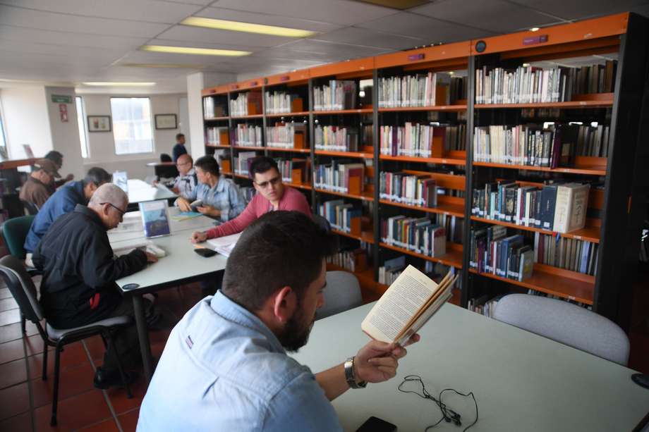 Fachada interna, externa y usuarios de la biblioteca Carlos Restrepo.