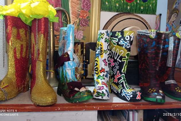 Las botas hechas arte con que madres de Soacha rinden tributo a “falsos positivos”