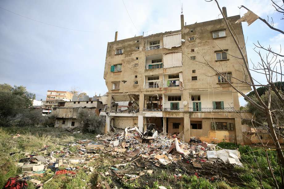 Un edificio dañado tras un ataque militar israelí en Nabatiyeh, sur de Líbano, 15 de febrero de 2024. Los medios de comunicación estatales libaneses afirmaron que al menos ocho personas murieron en un ataque israelí contra un edificio residencial en la ciudad de Nabatiyeh a última hora del 14 de febrero de 2024. El ejército israelí no hizo comentarios sobre el incidente. 