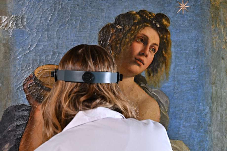 La conservadora estadounidense Elizabeth Wicks, trabaja en una pintura de Artemisia Gentileschi 'Allegoria dell'Inclinazione' en el Museo Casa Buonarroti, en Florencia el 10 de enero de 2023.