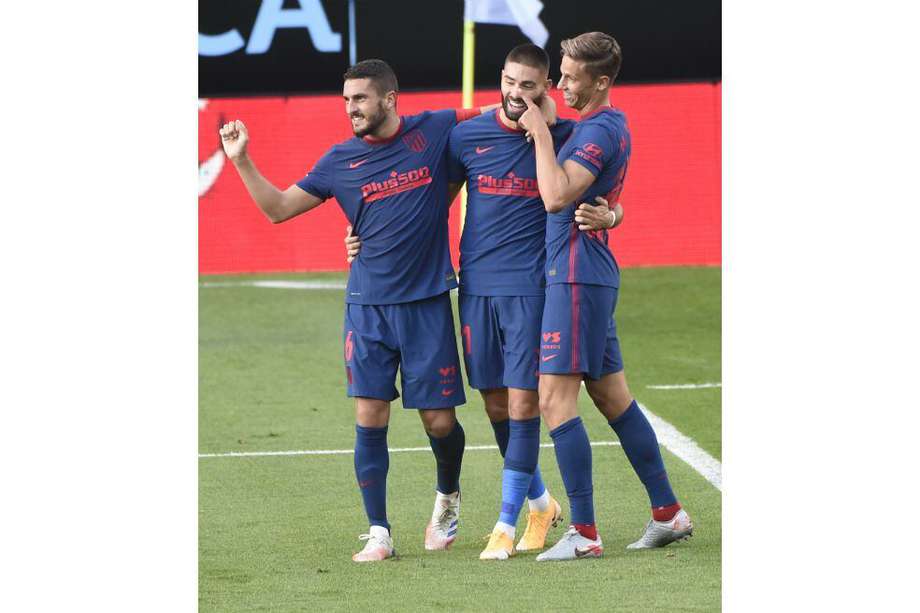 Yannick Carrasco (medio) celebra con Diego Koke y Marcos Llorente la victoria del Atlético de Madrid contra Celta de Vigo.