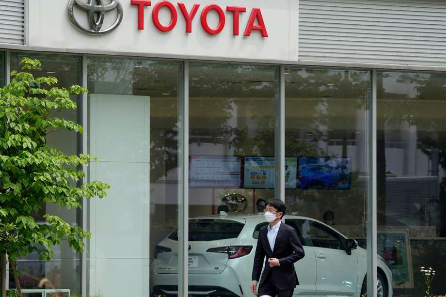 Tokyo (Japan), 11/05/2022.- A pedestrian walks past a Toyota Motor dealer in Tokyo, Japan, 11 May 2022. Toyota Motor Corp. posted its operating profit for financial result of 2021 ended on March 2022, increasing more than 36 percent to three trillion yen (about 23 billion US dollar), and record high net profit of 2.85 trillion yen, 26.9 per cent up from the previous year. (Japón, Tokio) EFE/EPA/KIMIMASA MAYAMA
