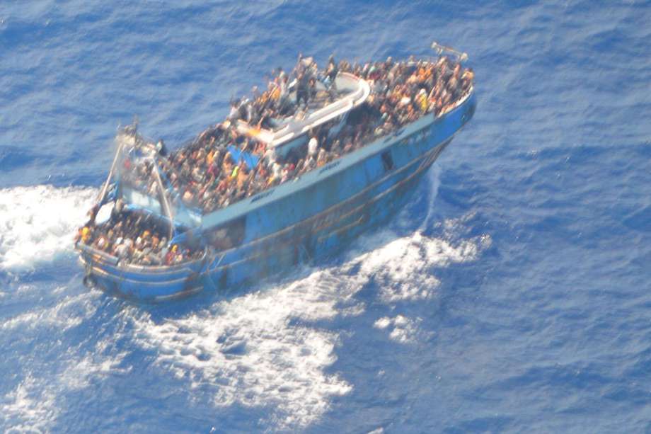 El barco pesquero transportaba un gran número de migrantes navegando en aguas internacionales, cerca del oeste del Peloponeso. 104 personas fueron rescatadas por la Guardia Costera durante la operación de búsqueda y rescate después de que un barco pesquero, que transportaba un número desconocido de migrantes, volcó en aguas internacionales
