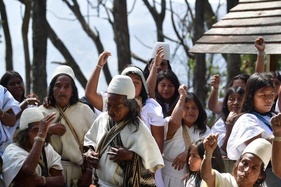 Indígenas de la Sierra Nevada de Santa Marta hacen pagamento en el santuario de Monserrate.