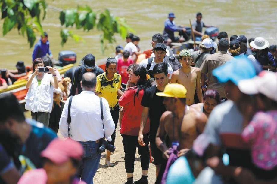 AME5278. LAJAS BLANCAS (PANAMÁ), 30/08/2023.- Migrantes viajan en canoas el 18 de agosto de 2023, en el sector de Lajas Blancas, en Darién (Panamá). Más de 320.000 migrantes que viajan hacia EE.UU. cruzaron este año la jungla del Darién, la peligrosa frontera entre Panamá y Colombia que es la entrada a Centroamérica desde el sur. EFE/ Carlos Lemos
