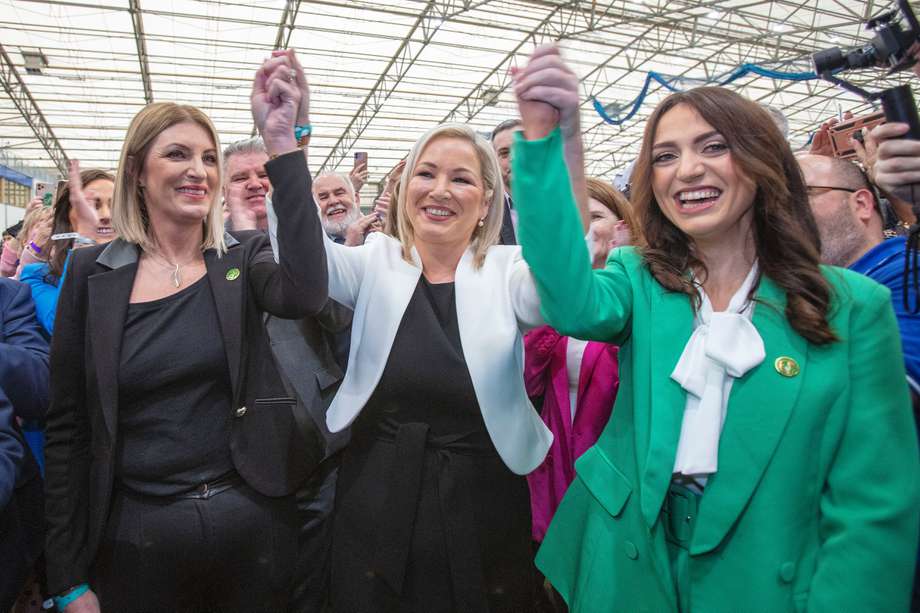 La viceprimera ministra de Irlanda del Norte y miembro del partido republicano irlandés Sinn Fein, Michelle O'Neill (centro), celebró con los miembros del partido la victoria de la agrupación política en el primer recuento para la Asamblea de Irlanda del Norte. 