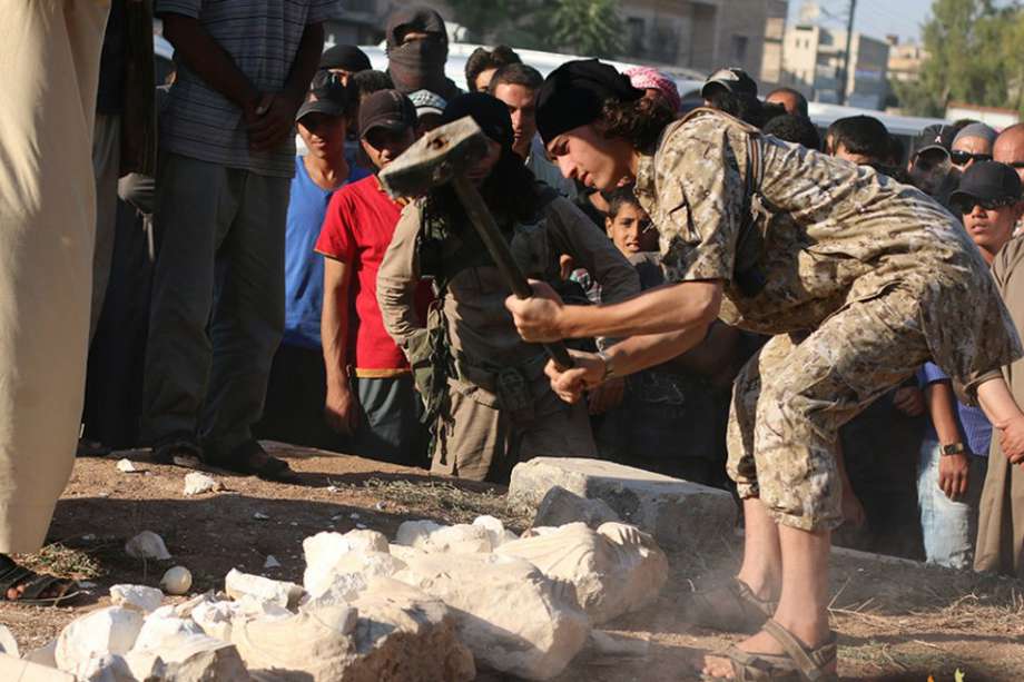 Un militante del Daesh (o Estado Islámico) destruye una estatua en Palmira. / Prensa-Daesh